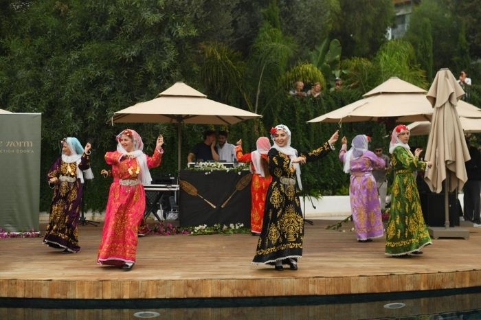 Sarıyaz Festivali, Bodrum’un Kültürel Renklerini Bir Araya Getirdi The Norm Collection Door Otel’de gerçekleşen festivalde müzik, yerel lezzetler ve sanat buluştu